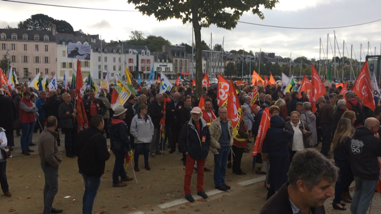 Environ un millier de fonctionnaires dans la rue
