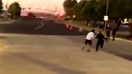 Un policier en difficulté avec un automobiliste