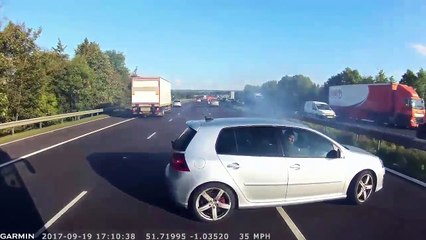 Un autocar évite de justesse une collision sur une autoroute