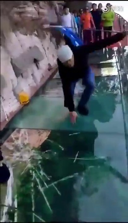 Un chinois panique quand le verre se casse sous ses pieds (trucage)