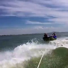 Deux personnes sur une bouées s'envolent après le choc d'une vague