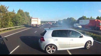 Un autocar évite de justesse une collision sur une autoroute