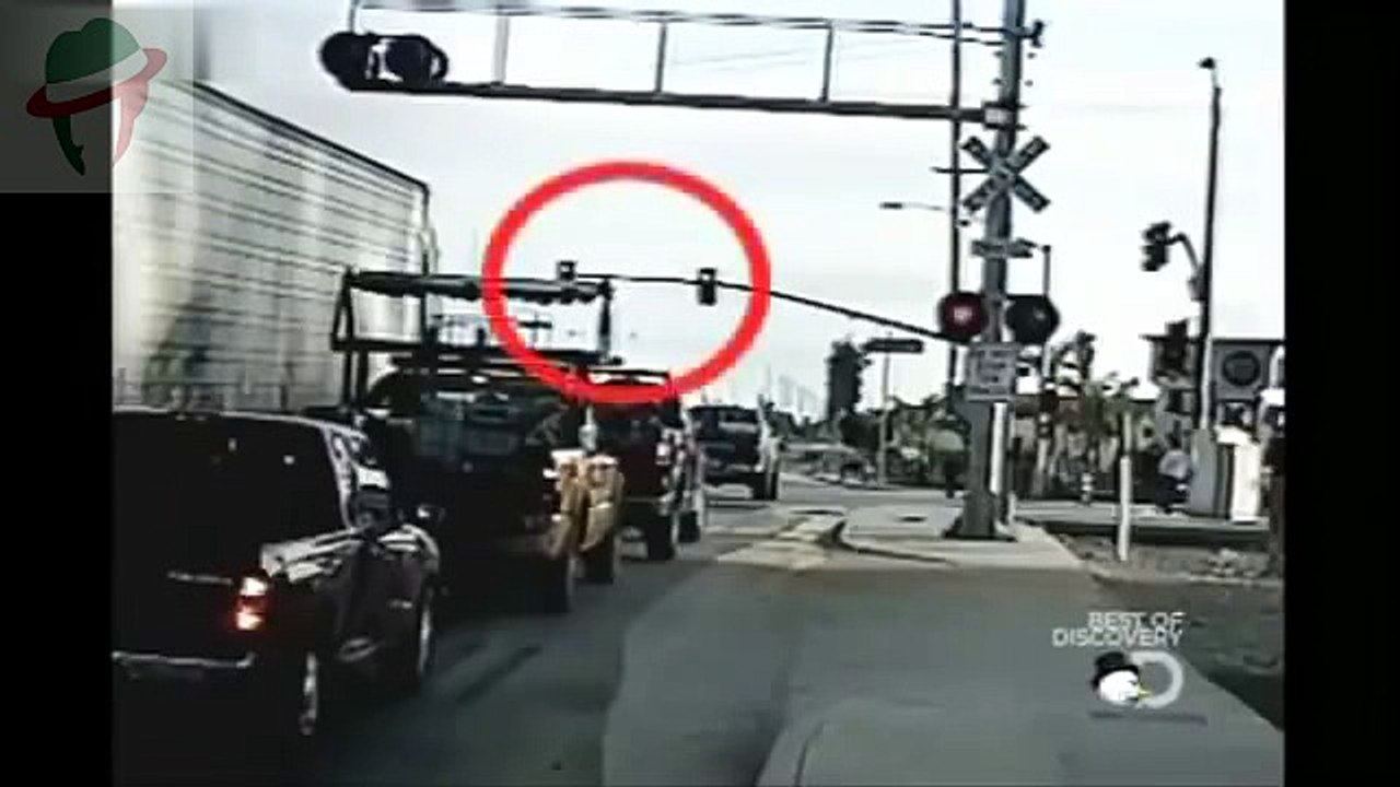 Auto non si ferma al passaggio a livello