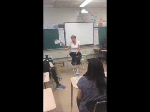 Cette prof lit un texte d'auteur sur le rythme beatbox d'un élève !