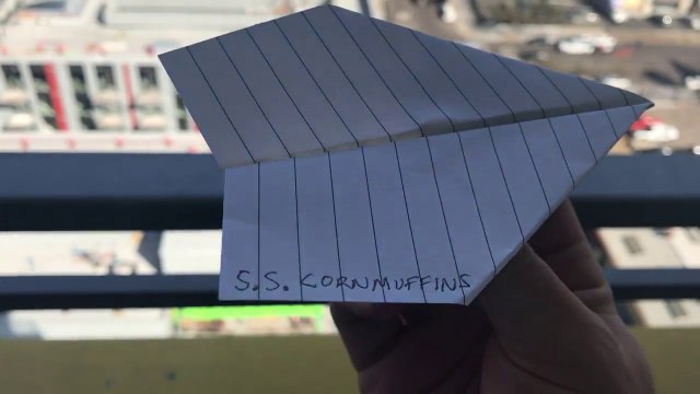 Ce petit avion va voler plus d'1 minute lancé du 15ème étage !!