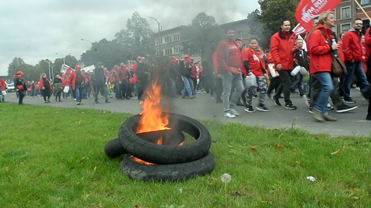 Mons: les manifestants ont brûlé des pneus pour faire entendre leur mécontentement