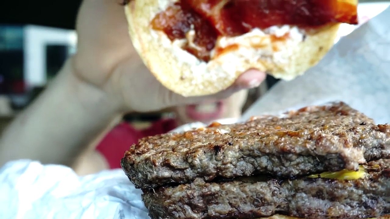 Burger King Bacon King vs Wendys Baconator