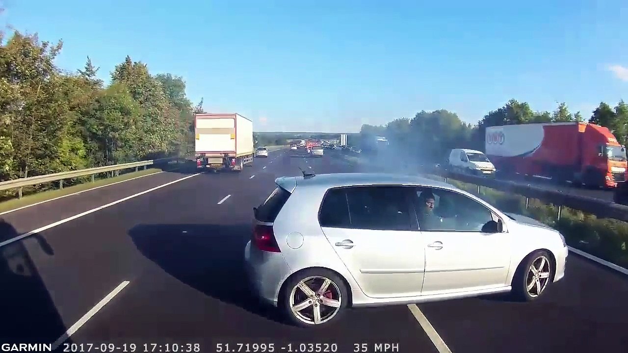 Ce chauffeur de bus réussi à éviter le pire sur l'autoroute... Joli reflexe!