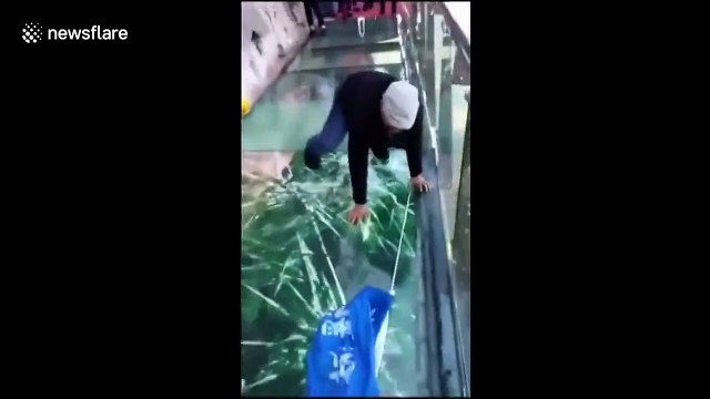 Une passerelle en verre de 1067m de haut se fissure lorsque les touriste la traversent !