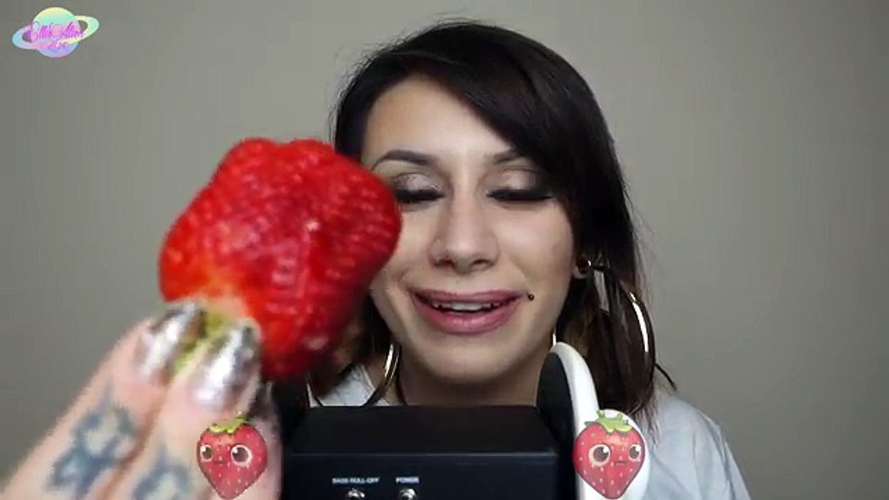 ASMR Eating Sounds | Whisper | Strawberries & Cream (ita)
