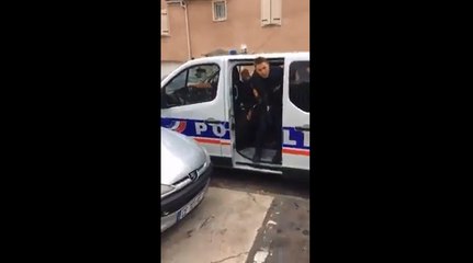 Ce policier devrait être punie pour ces paroles mal placé.