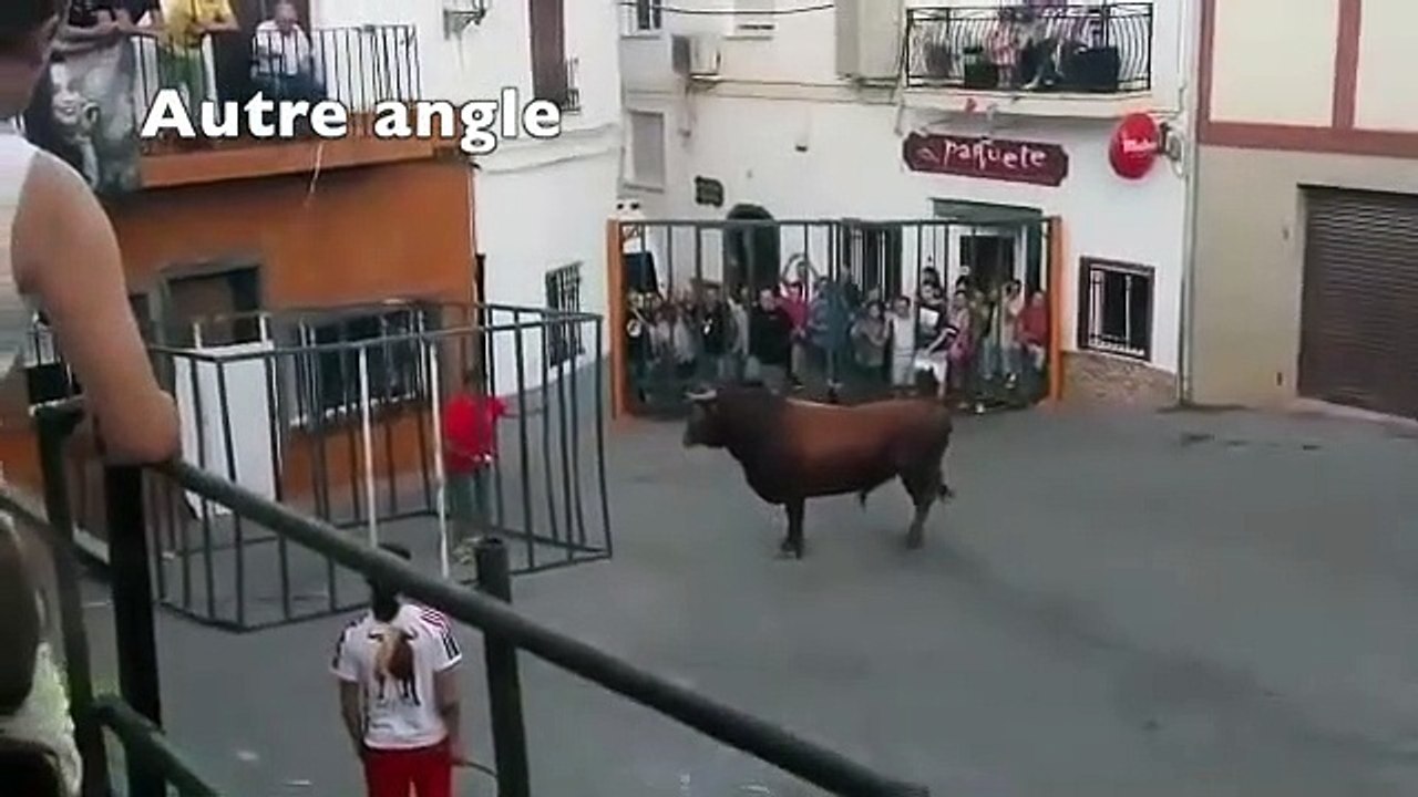 Même la cage n'a pas pu protéger cet homme de l'attaque d'un taureau furieux !