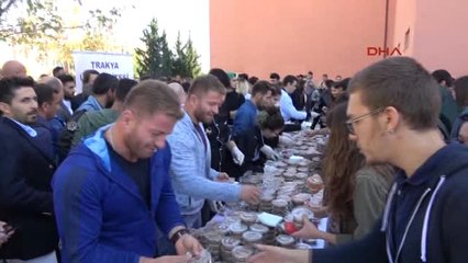 Edirne İkiz Başpehlivanlar Aşure Dağıttı