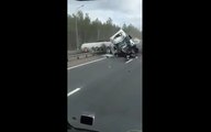 Un poids-lourd percute une barrière centrale sur l'autoroute.