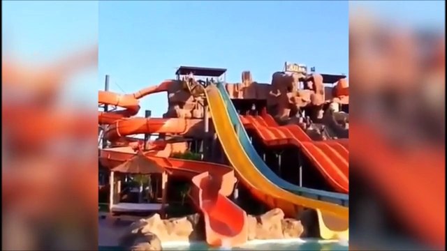 Ce gars va noyer tout le monde en descendant ce toboggan !