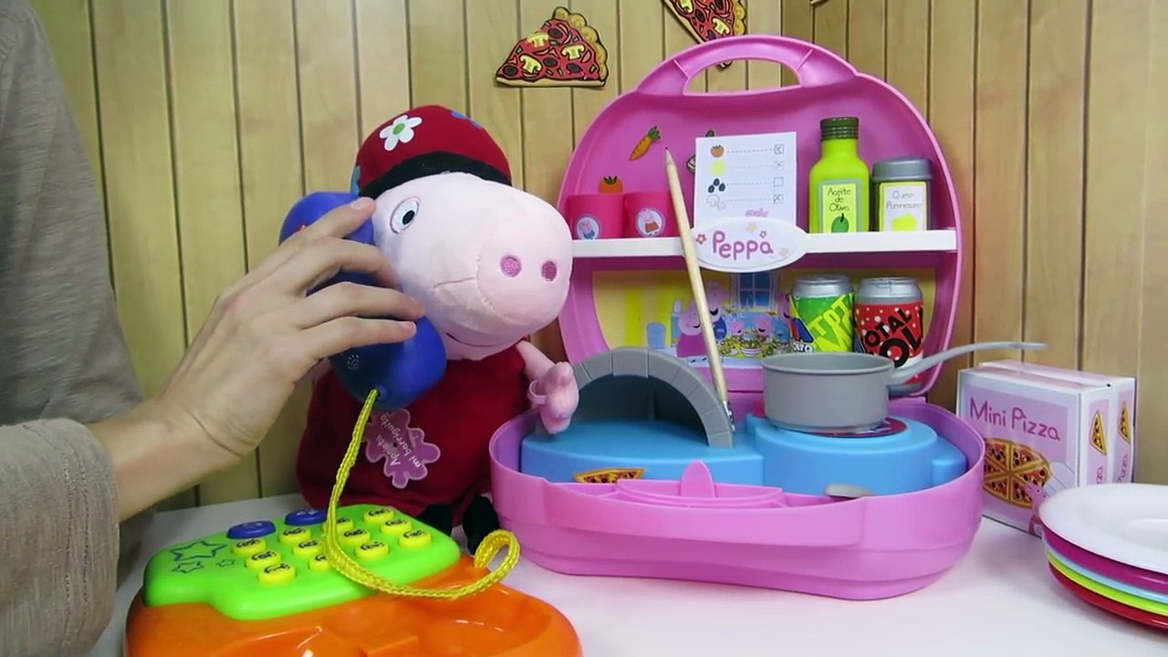 La bebé Lucía cena en la pizzería de Peppa Pig