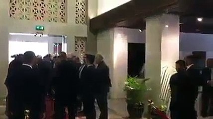 بالفيديو .. اشتباك بالايدي بين حمايتي معصوم والمالكي بمجلس عزاء طالباني
