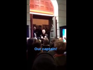 Aron Gunnarsson świętuje z kibicami awans na MŚ