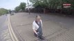 Une mamie se fait voler son téléphone par un cycliste, un motard lui porte secours (Vidéo)