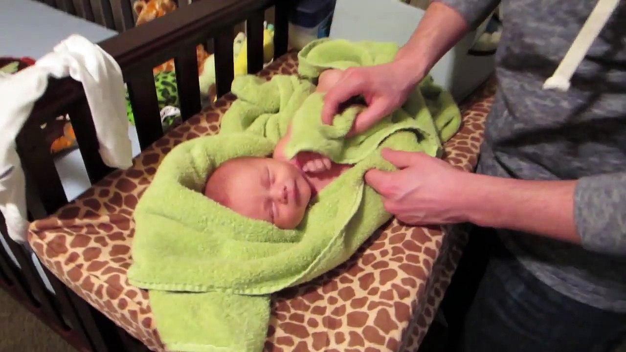 SLEEPY BABY BATH TIME!!