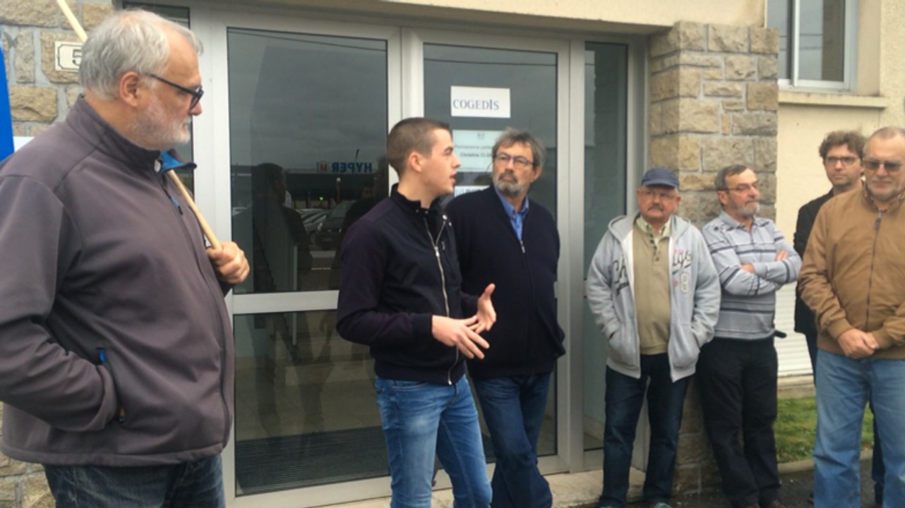 Services publics. Rassemblement devant la permanence de Christine Cloarec