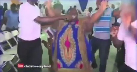 "LIPOASPIRAÇÃO SAGRADA" - PASTOR NIGERIANO SUPOSTAMENTE REDUZ ESPIRITUALMENTE PESO DE MULHER OBESA