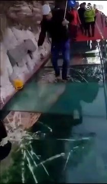 Un touriste chinois panique en voyant un sol de verre se briser sous ses pieds