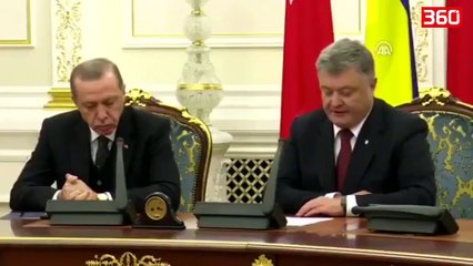 Erdoganin e zë gjumi gjatë konferencës me gazetarët (360video)
