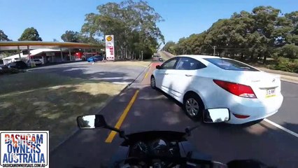 Скачать видео: Ce motard se fait couper la route et se prend la voiture bien comme il faut