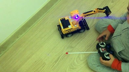 Uzaktan kumandalı kepçelerle oynadık | Oyuncak kepçe videoları