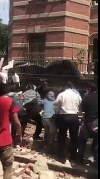 En la colonia Roma, vecinos levantan escombros de un edificio para buscar personas atrapadas tras el sismo en la CDMX.