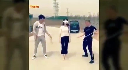 سەیرکەن بزانە چ لەو کچە دەکەن