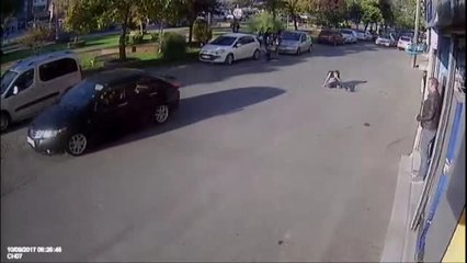 Yolun Karşısına Geçmek İsteyen Yayaya Otomobil Böyle Çarptı