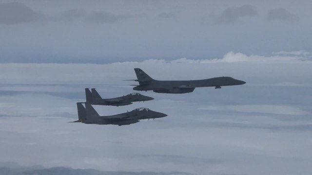 美 '죽음의 백조' B-1B 2대 어젯밤 한반도 출격 / YTN