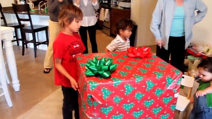 Soldier Surprises His 3 Children Just in Time for Christmas 2011