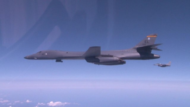 美 B-1B 폭격기 2대 한반도 야간 출격 / YTN