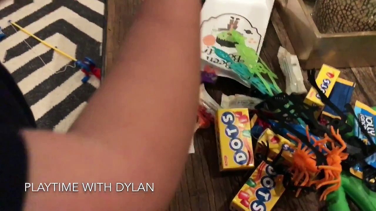 KID GETS BOO'D! KID GETTING BOOED! TODDLER GETS BOO'D! FUN HALLOWEEN TRADITION FOR KIDS! BOOD!