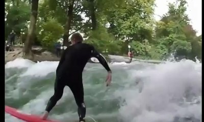 Peselancar Dunia Adu Kemampuan di Sungai