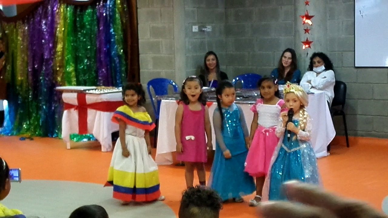 mafer en el colegio