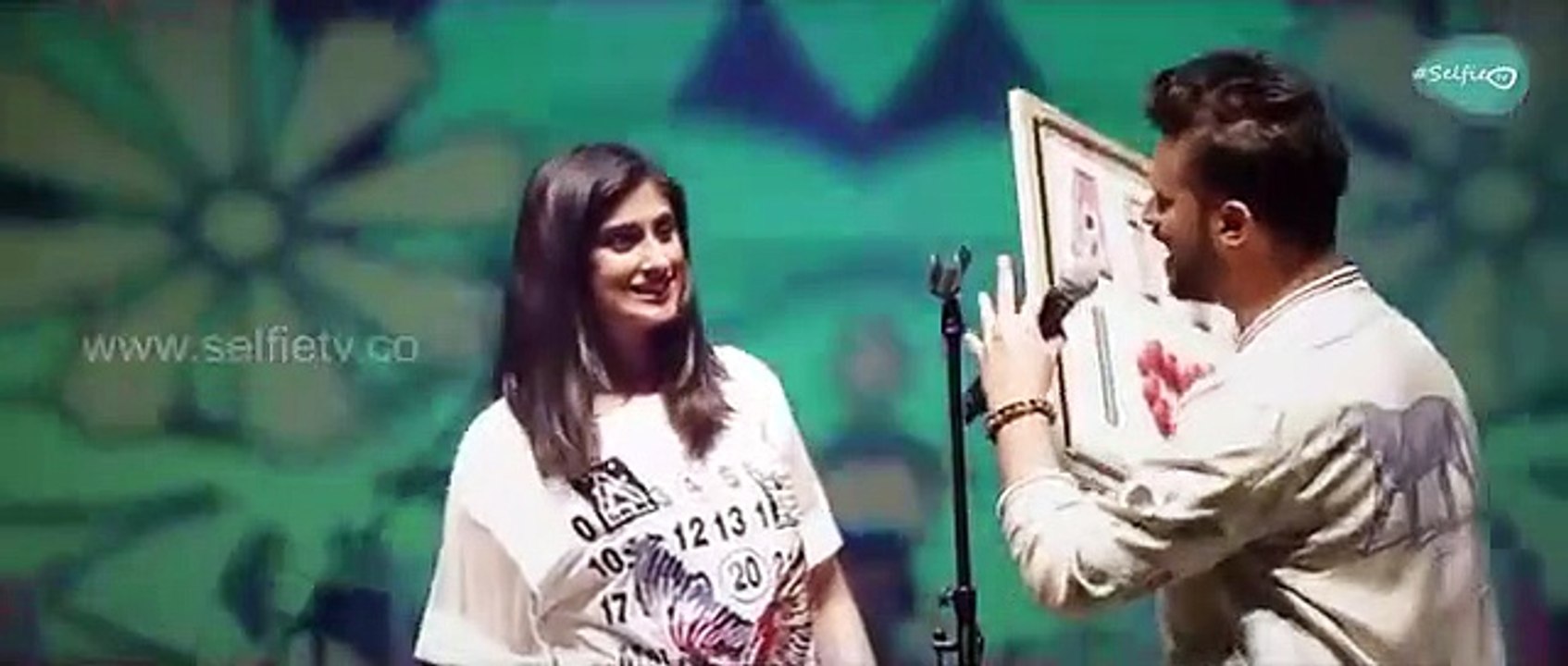 Crazy Fan Girl of Atif Aslam Came on Stage During Dubai concert and then Refuse to leave the Stage