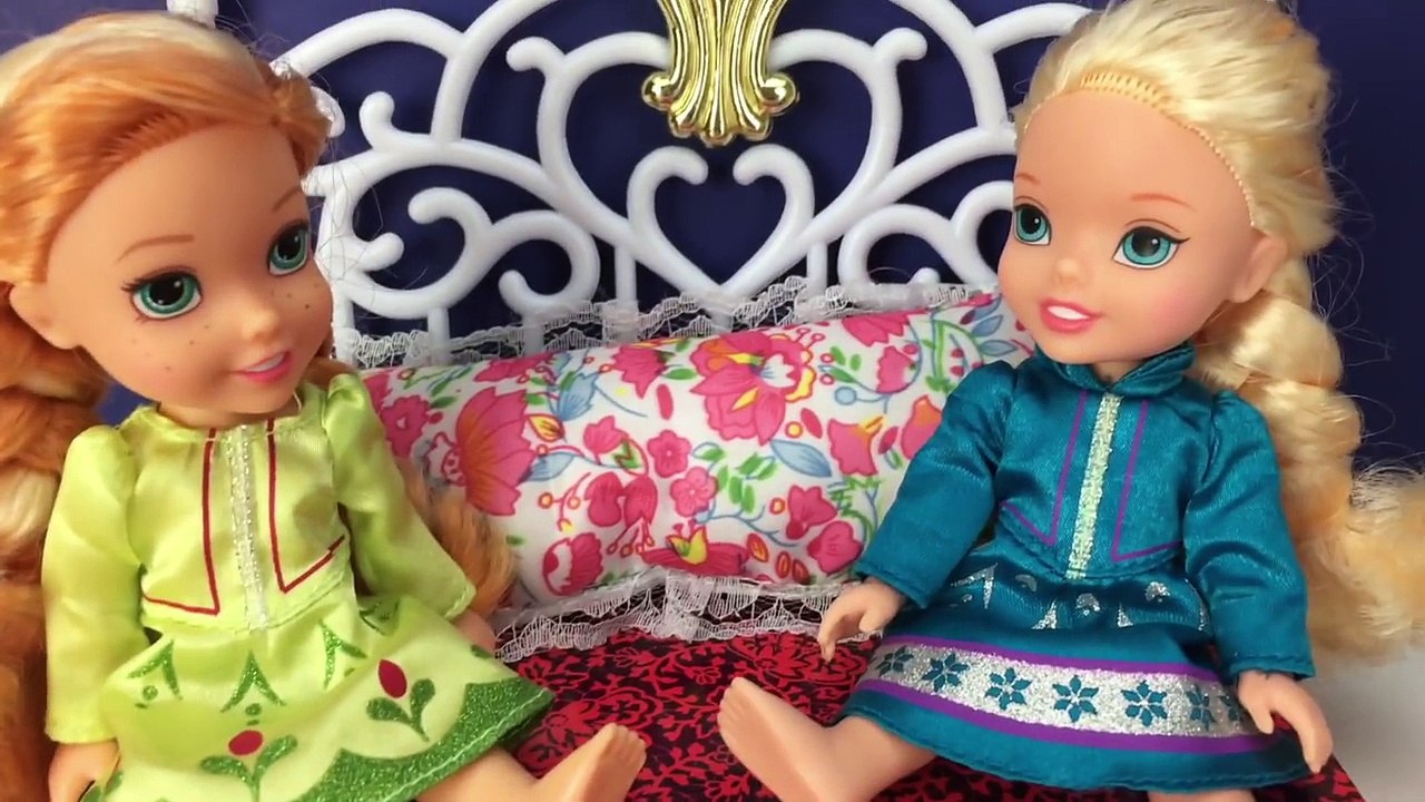 Frozen Anna and Kristoff Toddlers Have a Crush! With Frozen Anna and Little Mermaid Ariel Toddlers P