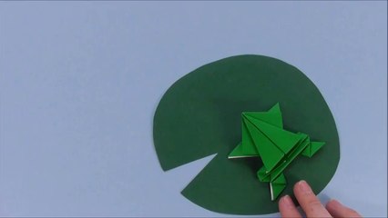 Descargar video: Origami jumping frog- How to make a paper frog that jumps high and far