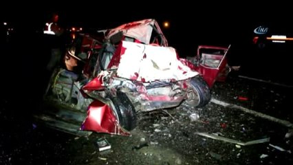 Kamyonet ile Çarpışan Otomobil Paramparça Oldu: 2 Ölü