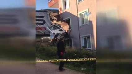 Yoldan Çıkan Tır Binanın Üçüncü Katına Girdi: 1 Ölü