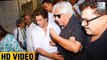 Shah Rukh Khan Shows Respect Veteran Director Aziz Mirza | MUST WATCH