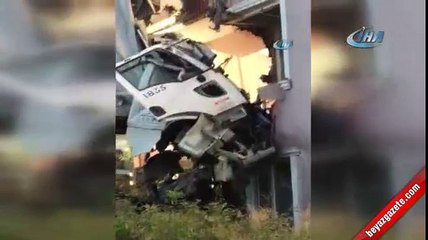 Yoldan çıkan tır binanın 3. katına girdi: 1 ölü