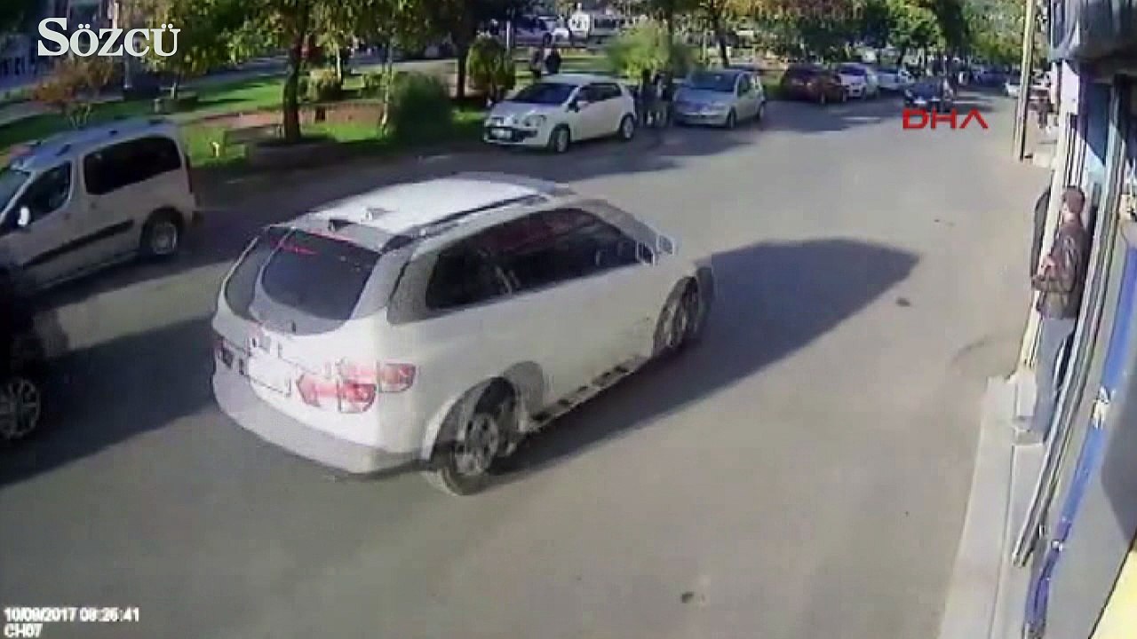 Lise öğrencisine otomobilin çarpma anı kamerada