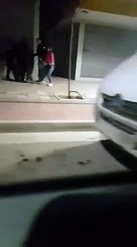 Fieraku dhunon në mes të rrugës të dashurën