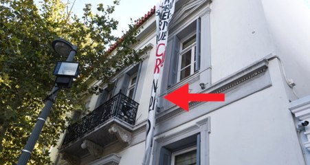 Yunanistan'da 20 Kişilik Grup, İspanya Büyükelçiliği'ne Zorla Girerek Broşür Dağıttı