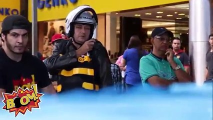 Un brésilien se gare sur une place handicapé..... et voilà ce qui lui arrive..